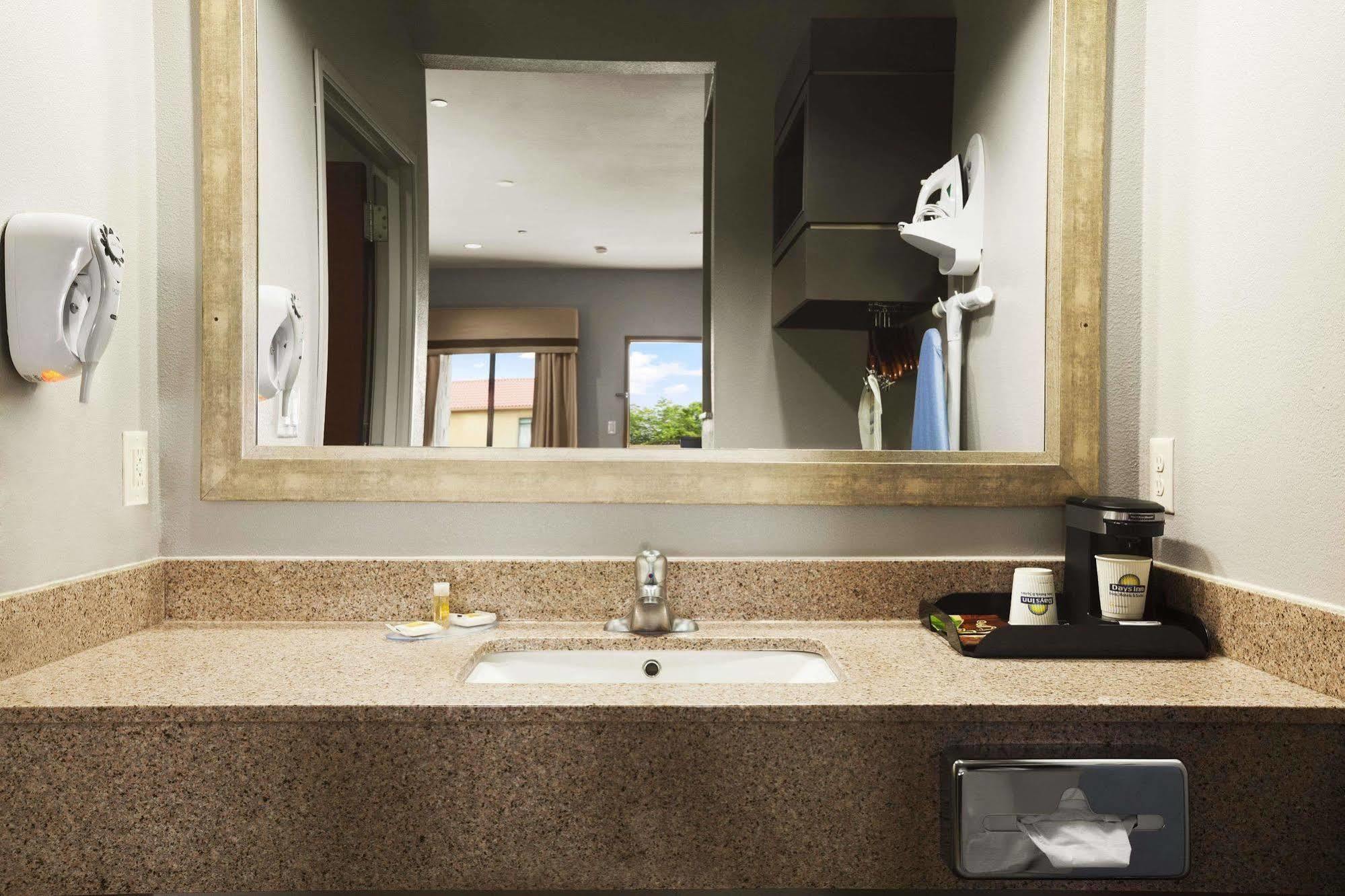Westfield Days Inn & Suites By Wyndham Houston North-Spring מראה חיצוני תמונה